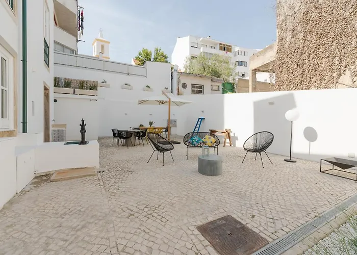 Almada Villa Pensión 4*